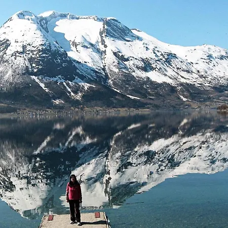 Сasa de vacaciones Three-bedroom Holiday In Oppstryn Hjelle